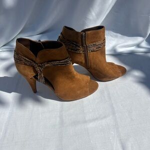 Peep Toe, Heeled, zipper, suede, ankle bootie NWOT, Vince Camuto Annavay